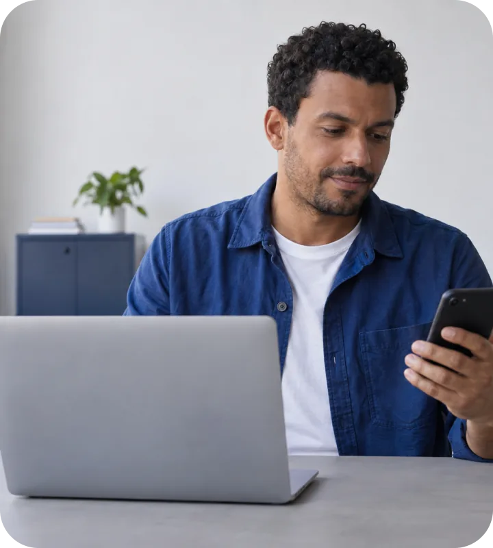 Empreendedor acompanhando cobranças pelo celular