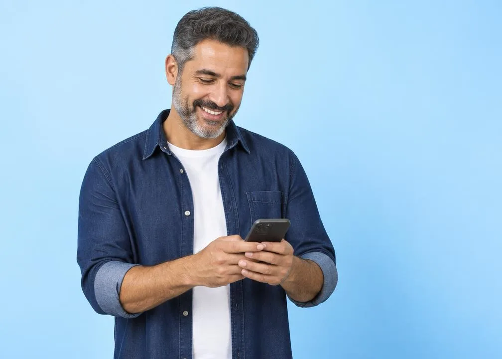 Empresário acompanhando o financeiro no celular